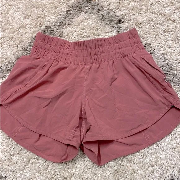 8026 -Lululemon Tracker Short V *4&quot;Cherry Tint - size 6