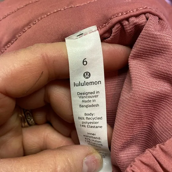 8026 -Lululemon Tracker Short V *4&quot;Cherry Tint - size 6