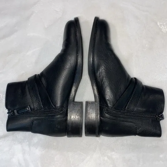 Aquatalia Bree water resistant black leather bootie women size 6.5