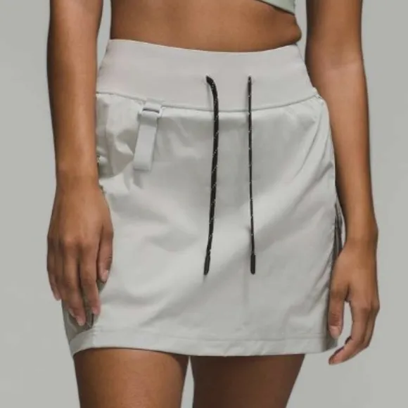 Lululemon Multi-Pocket Cargo High-Rise Hiking Skirt in Seal Grey