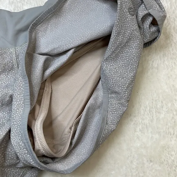lululemon Speed Short Freckle Flower - Seal Grey Size 10